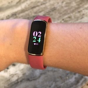 Fitbit Luxe gold tone with pink silicone small band